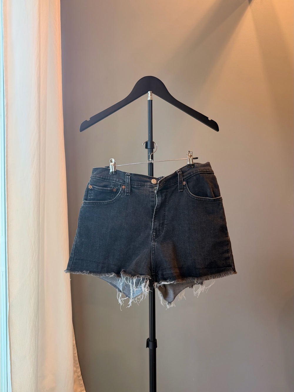 Levi’s Women 31 High-Rise Black Stretch Denim Cutoff Shorts with Raw Hem Casual